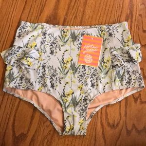 NWOT. KJ Hip Ruffle bottoms.  Size L.